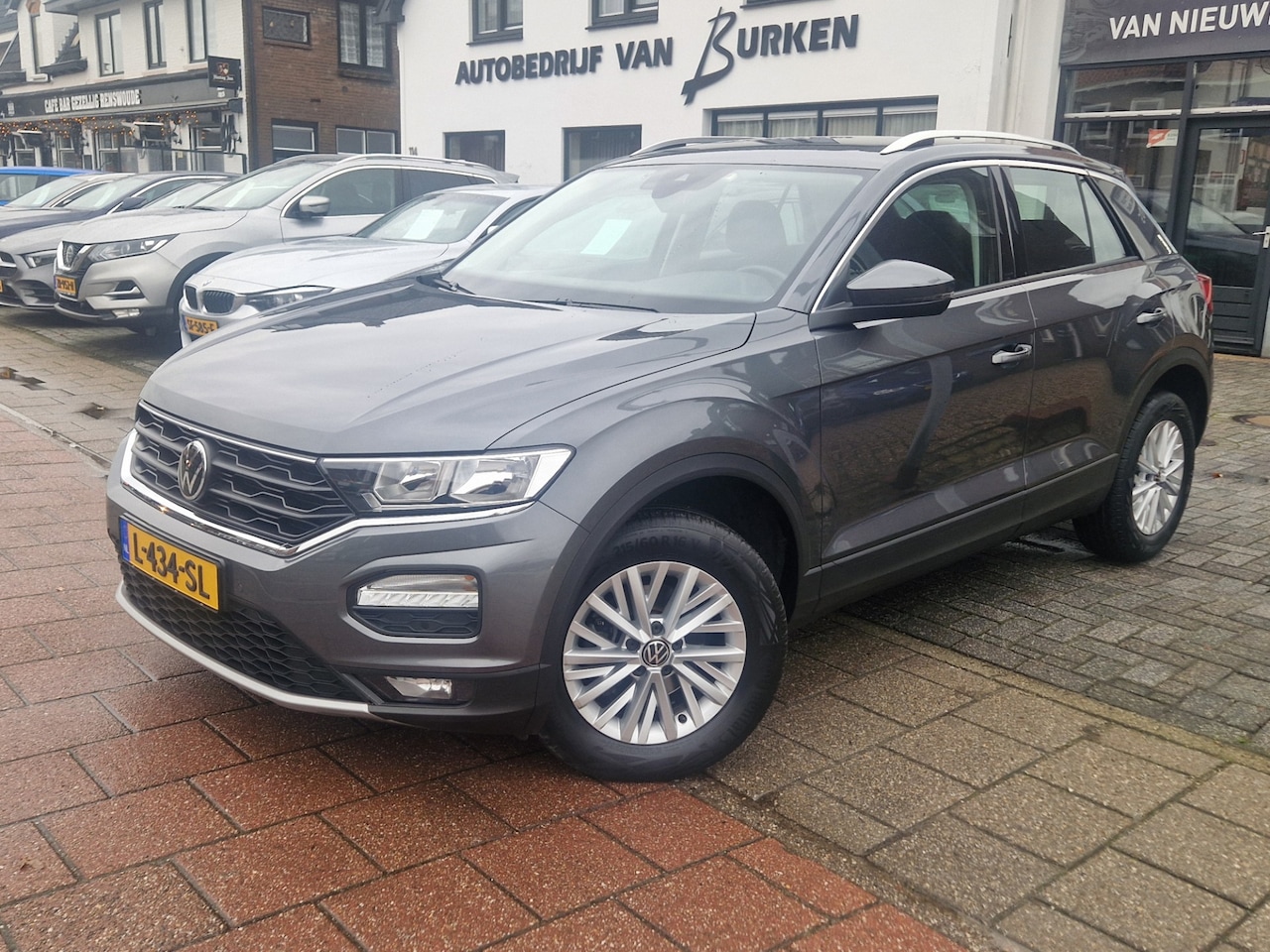 Volkswagen T-Roc - 1.0 TSI Style 1.0 TSI Style, Navigatie,Apple Car Play, Android,Parkeersensoren - AutoWereld.nl