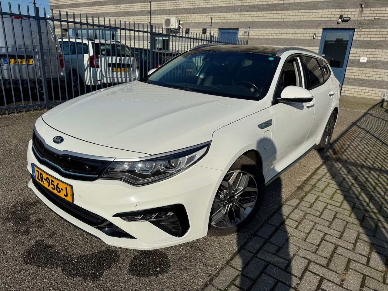 Kia Optima Sportswagon - 2.0 GDI PHEV PANO NAVI ECC LED 1/2 LEER DynamicPlusLine - AutoWereld.nl