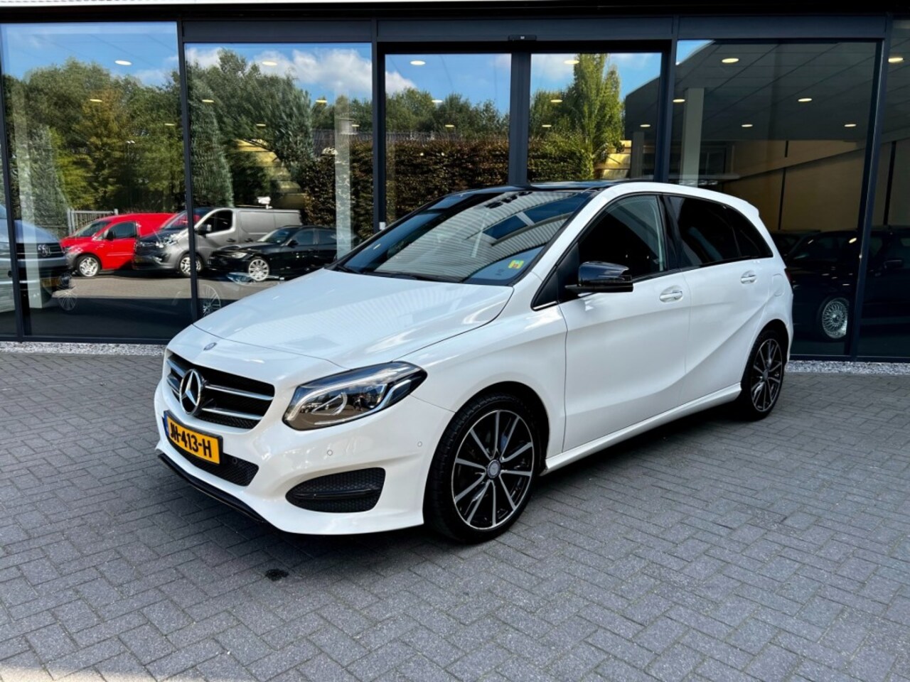 Mercedes-Benz B-klasse - 200 156pk Sport,LED,Keyless,Leer,Pano,NaviGroot,Clima,Cruise, - AutoWereld.nl