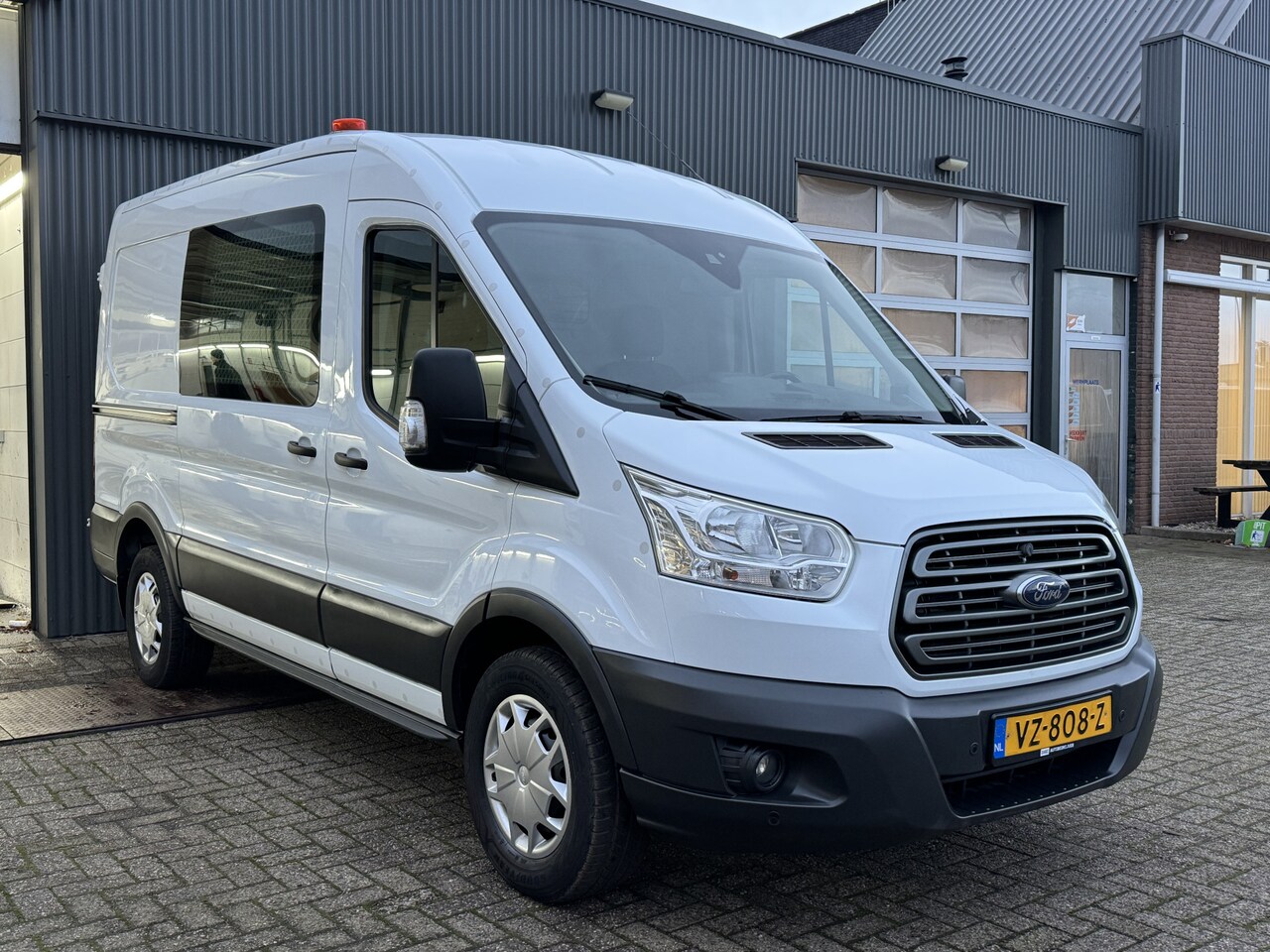 Ford Transit - 350 2.2 TDCI L2H2 Euro 6 Inrichting Omvormer Standkachel Trekhaak 2800 kg Kastinrichting S - AutoWereld.nl