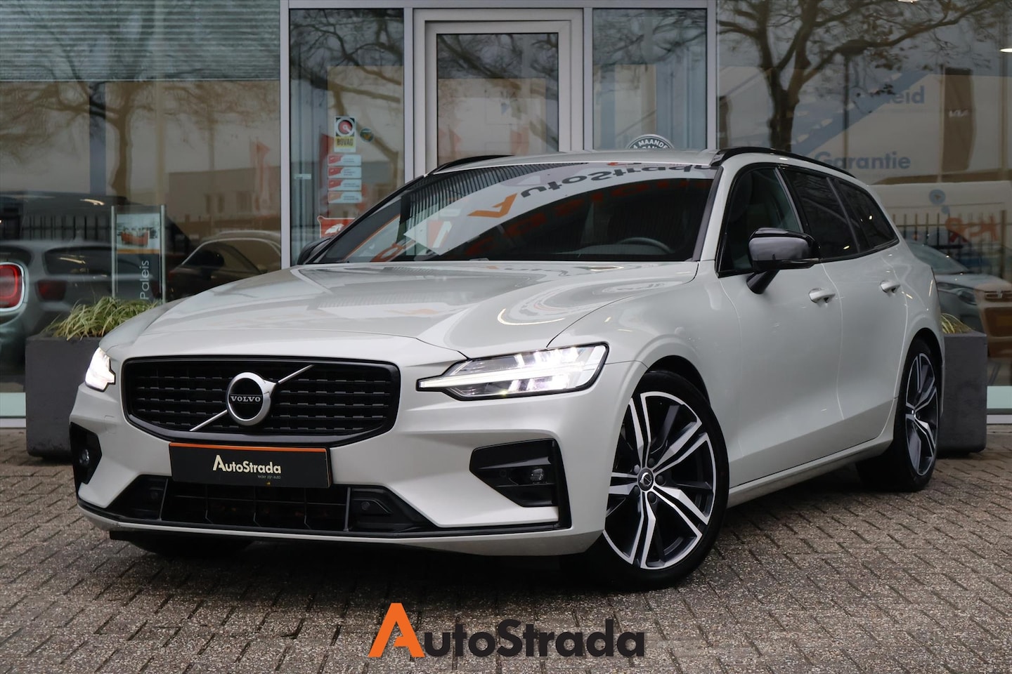 Volvo V60 - B3 R-Design Geartronic 163pk | Camera | Harman/Kardon | Navi | Stoelverwarming | Keyless | - AutoWereld.nl