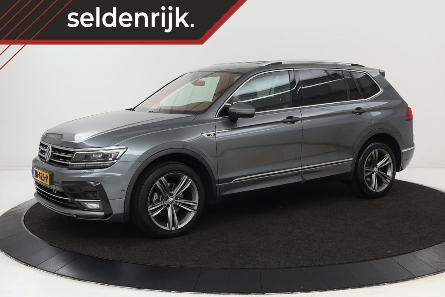 Volkswagen Tiguan Allspace - 1.5 TSI R-line 7-persoons | Trekhaak | Camera | Adaptive cruise | Full LED | Keyless | Act - AutoWereld.nl