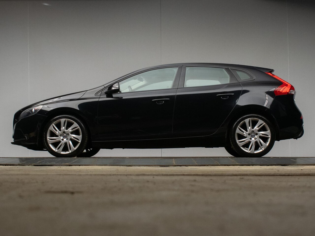 Volvo V40 - 1.6 D2 Kinetic Sport (NAVI,CRUISE,PDC,START/STOP,BLUETOOTH,SPORTSTOELEN,LM VELGEN,NETTE ST - AutoWereld.nl