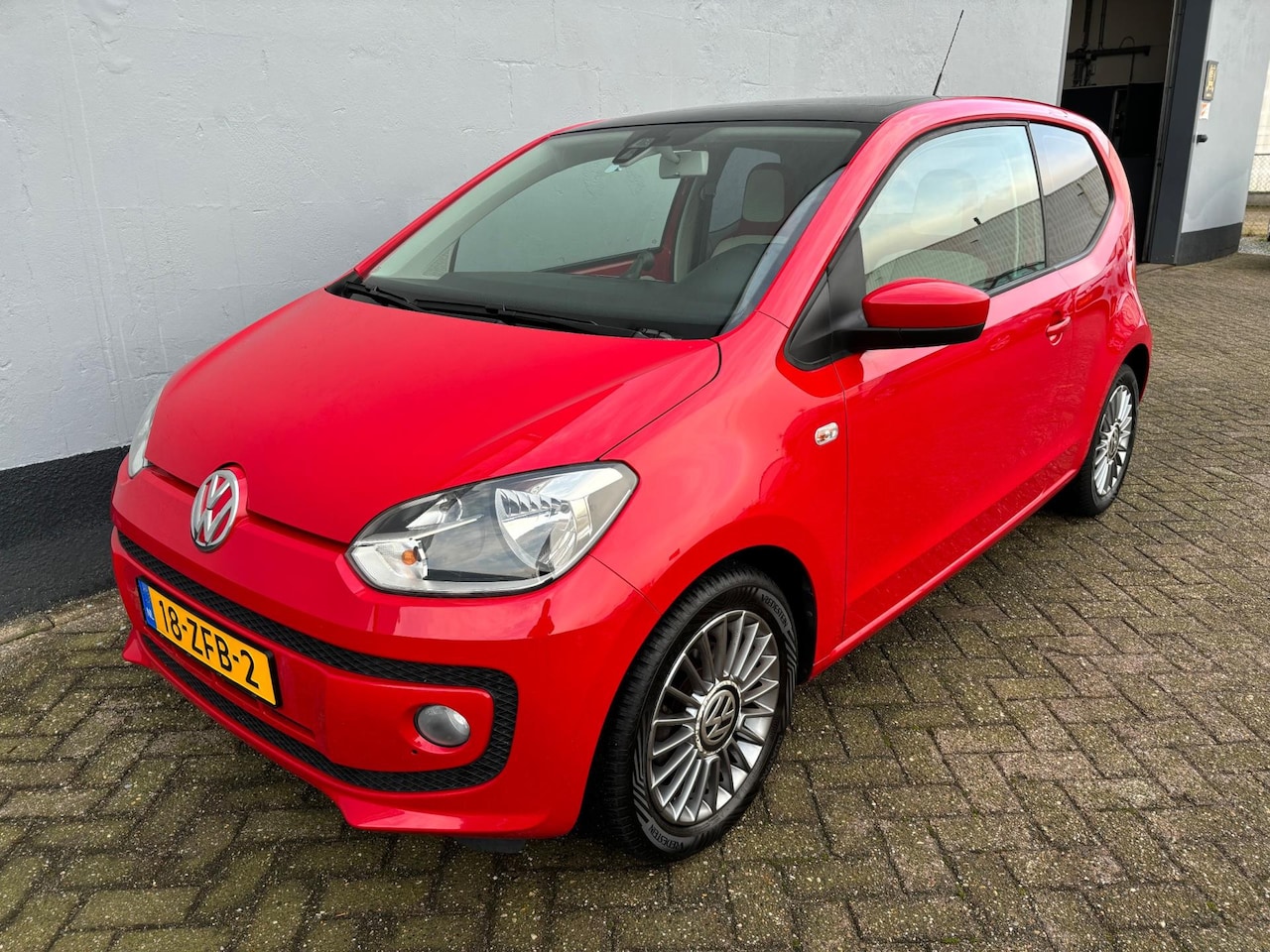 Volkswagen Up! - 1.0 high up! BlueMotion - Panorama Dak - LMV - AutoWereld.nl