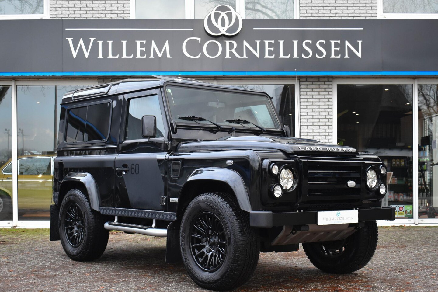 Land Rover Defender 90 - 2.4 TD SW SVX 60th Anniversary UNIEK Schuifdak - AutoWereld.nl