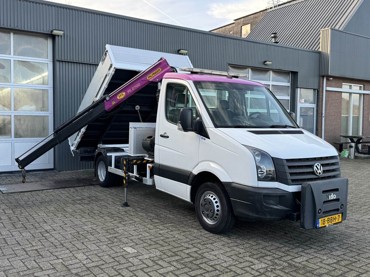 Volkswagen Crafter - 2.0 TDI 140pk Kipper Laadkraan Openlaadbak Airco Cruise controle Trekhaak 3000kg trekgewic - AutoWereld.nl