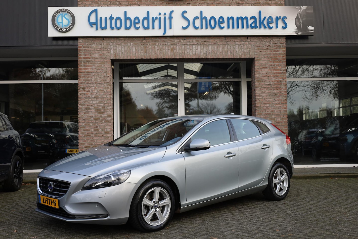 Volvo V40 - 2.0 T2 Momentum NAVI CRUISE RUIT+STOELVERWARMING STANDKACHEL CLIMA 2xPDC LMV NAP - AutoWereld.nl