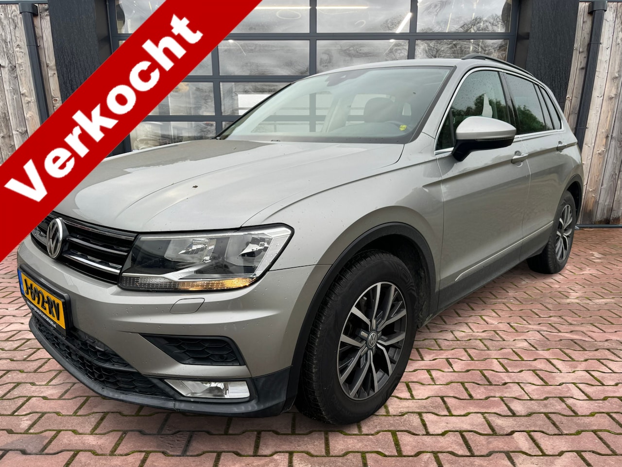 Volkswagen Tiguan - 1.4 TSI ACT Comfortline Business | Navi | Pano | Trekhaak | Stoelverwarming | - AutoWereld.nl