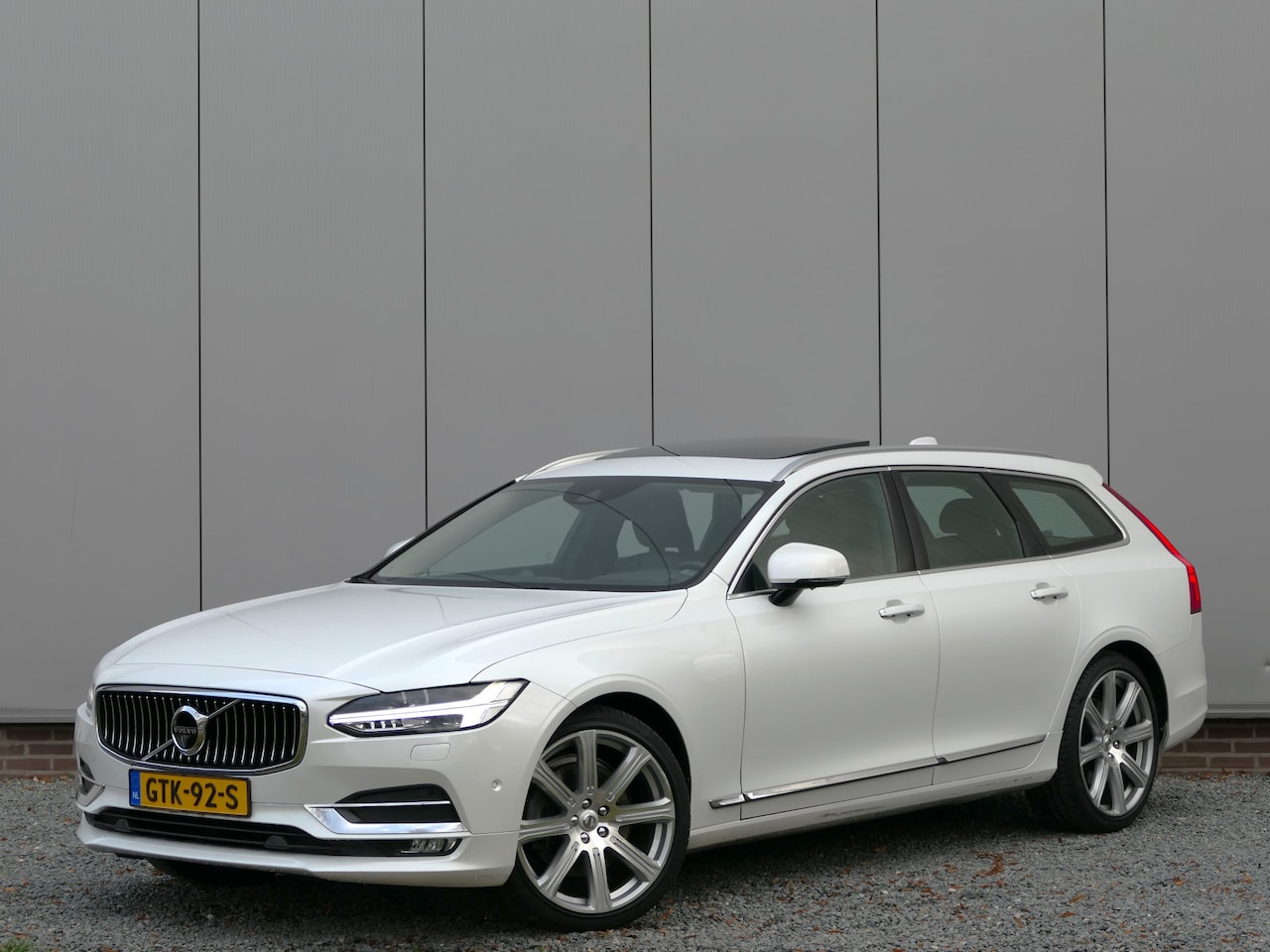 Volvo V90 - T5 AUT Inscription Panoramadak / Bowers & Wilkins / 360° / Four-C / HUD / Apple CarPlay - AutoWereld.nl