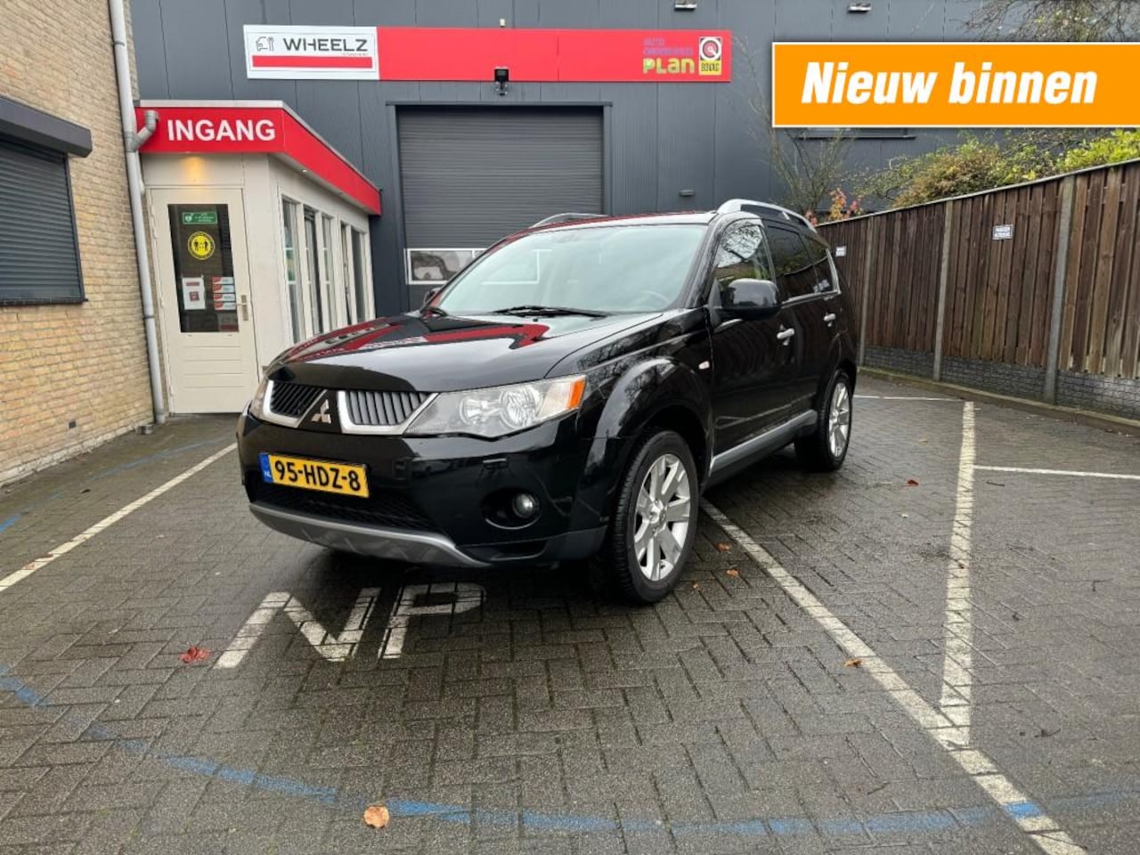 Mitsubishi Outlander - 2.4 automaat 4 WD - 7 persoons - leder - navigatie - trekhaak - AutoWereld.nl