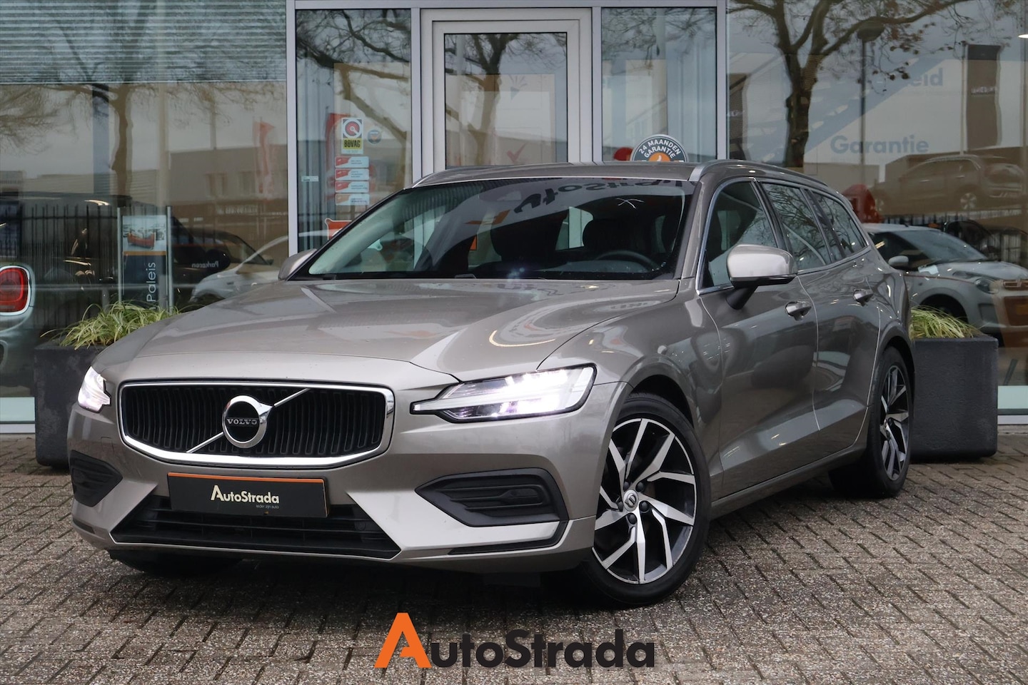 Volvo V60 - T4 Momentum Pro 190pk Geartronic | Camera | Carplay | LED | Trekhaak | Climate | Navi - AutoWereld.nl