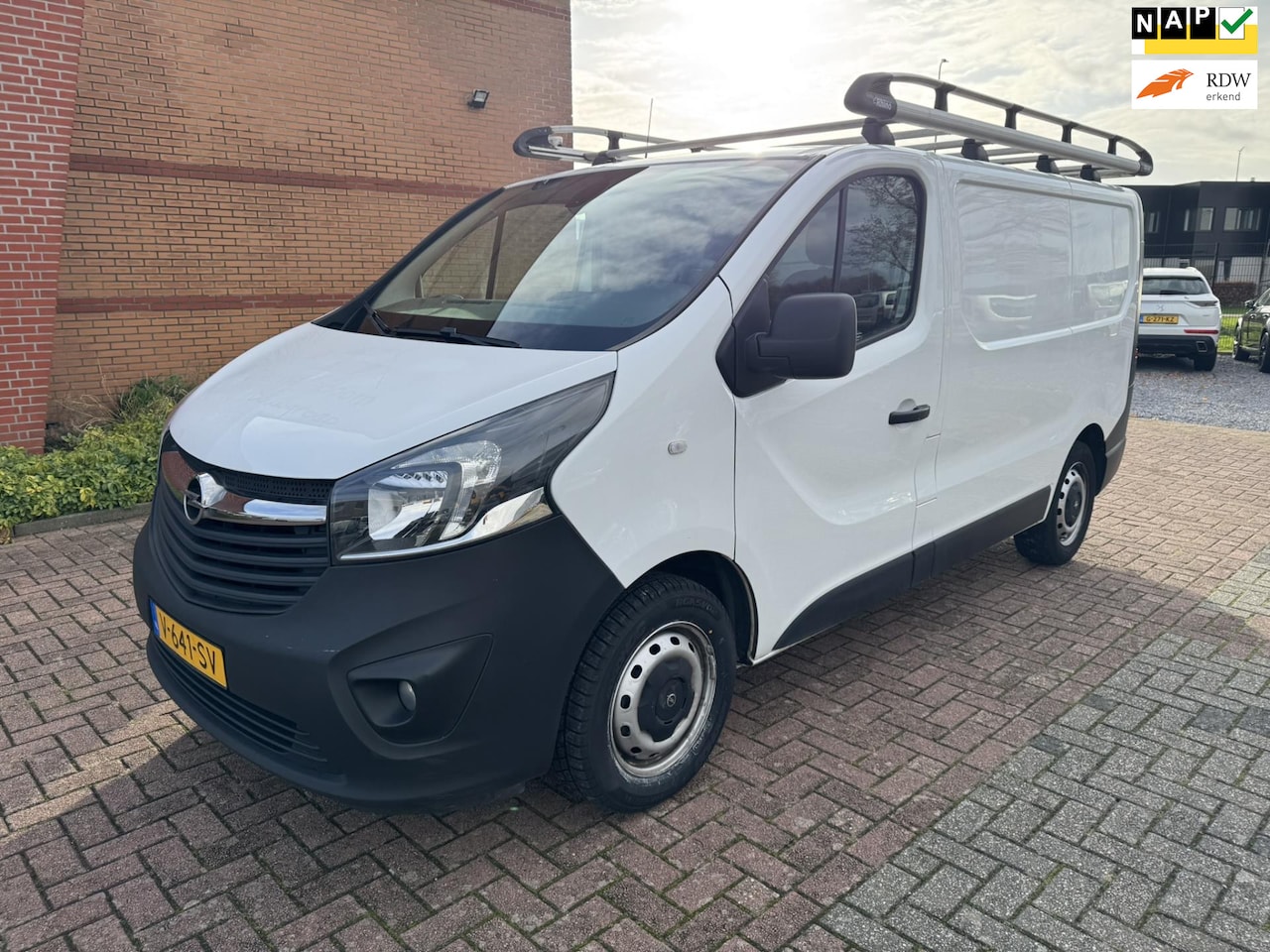 Opel Vivaro - 1.6 CDTI L1H1 Sport EcoFlex 3 Zitplaatsen imperiaal inbouw - AutoWereld.nl