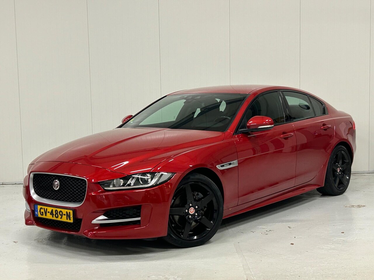 Jaguar XE - 2.0 D Portfolio R-Sport, Camera, Trekhaak, NAP - AutoWereld.nl