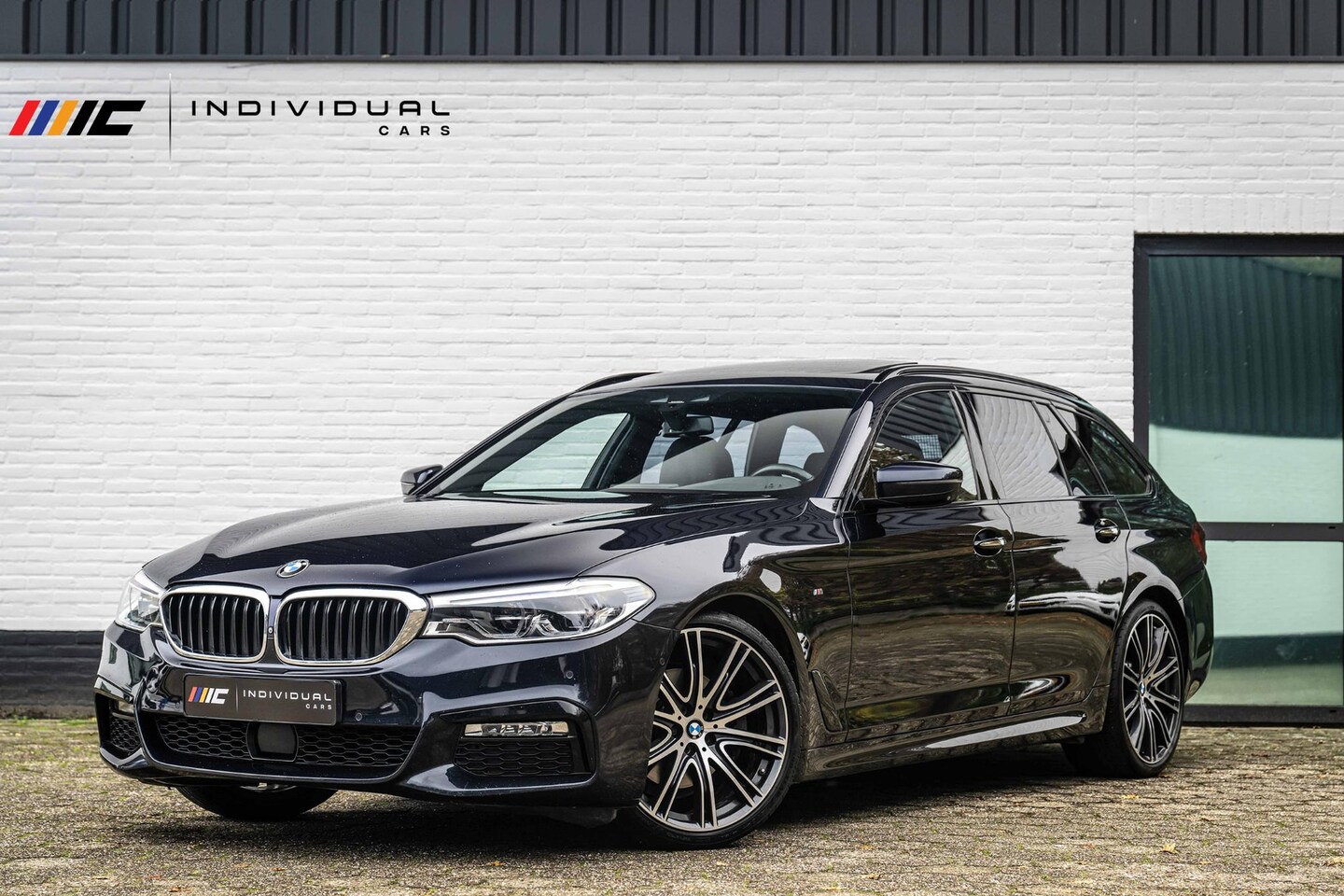 BMW 5-serie Touring - 520d M-Sport ACC Panorama Trekhaak Orig NL Auto - AutoWereld.nl