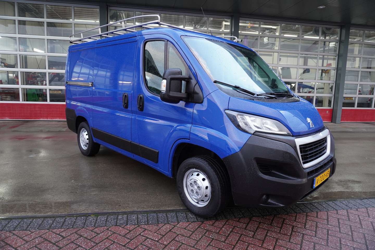 Peugeot Boxer - 330 2.0 BlueHDI 111PK L1H1 Premium nr.V029 | Airco | Cruise | Camera | Trekhaak - AutoWereld.nl