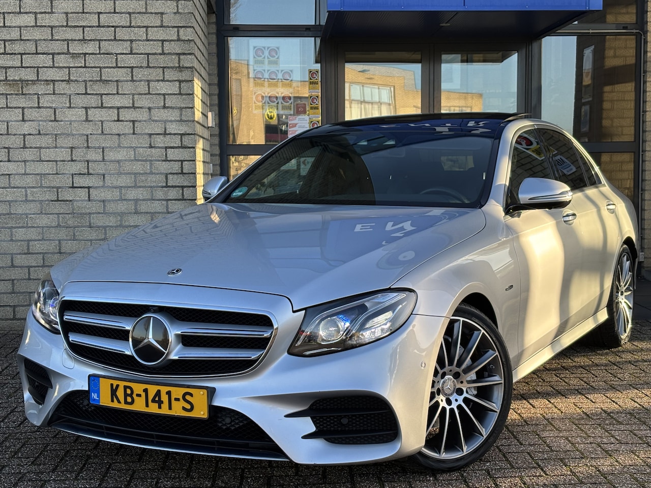 Mercedes-Benz E-klasse - 220D AMG STYLING-PANORAMA-WIDESCREEN-HEAD UP-BURMESTER-COMPLEET - AutoWereld.nl