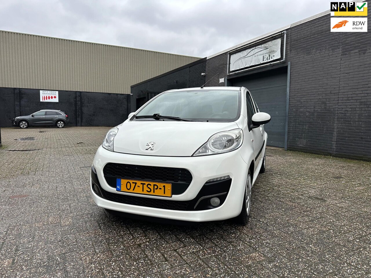 Peugeot 107 - 1.0 Active Automaat Airco Elek. Pakket 1E-Eigenaar Led Facelift APK NAP. - AutoWereld.nl