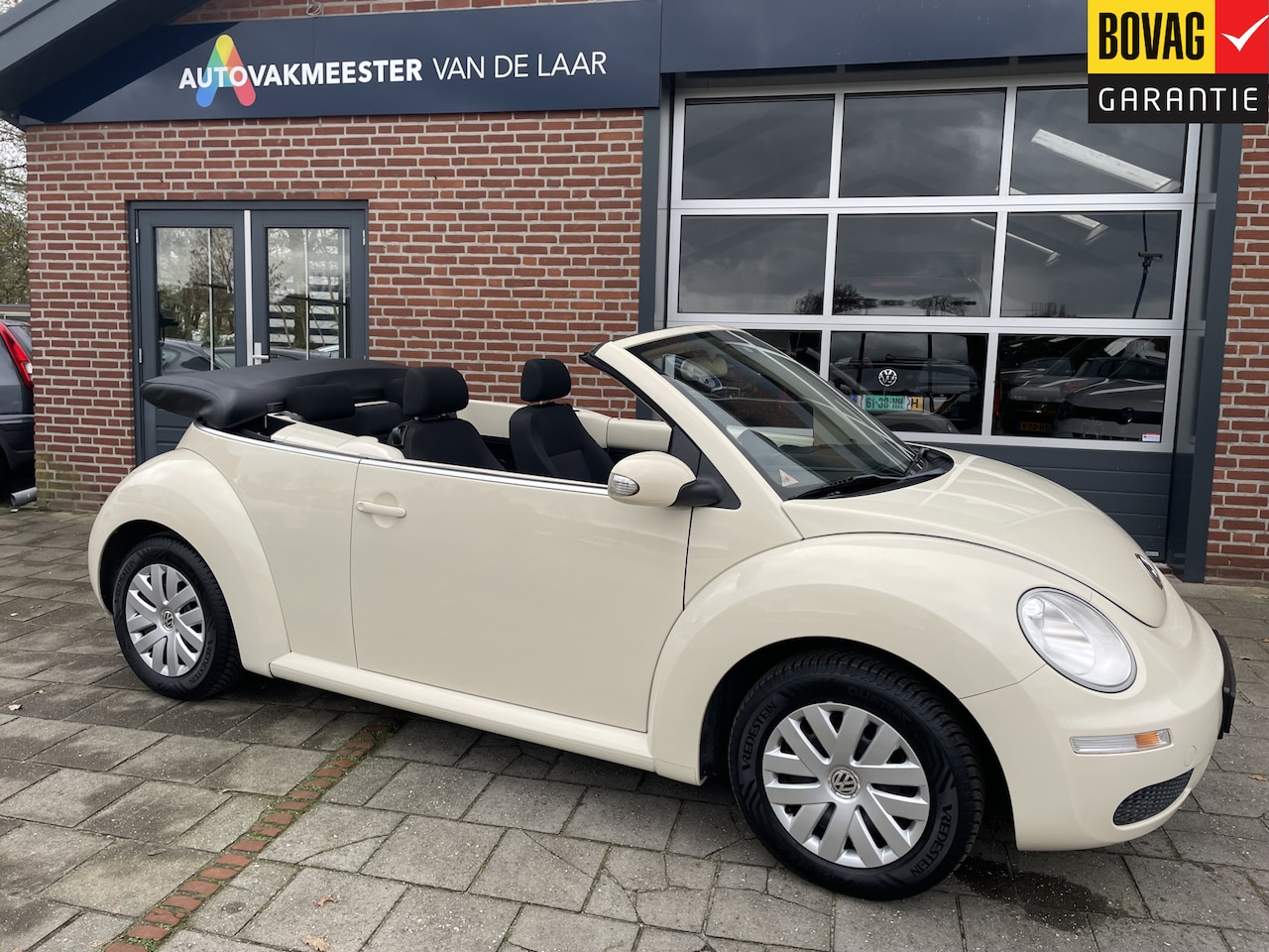 Volkswagen New Beetle Cabriolet - 1.6 Trendline (Airco, parkeersensoren achter) RIJKLAARPRIJS! - AutoWereld.nl