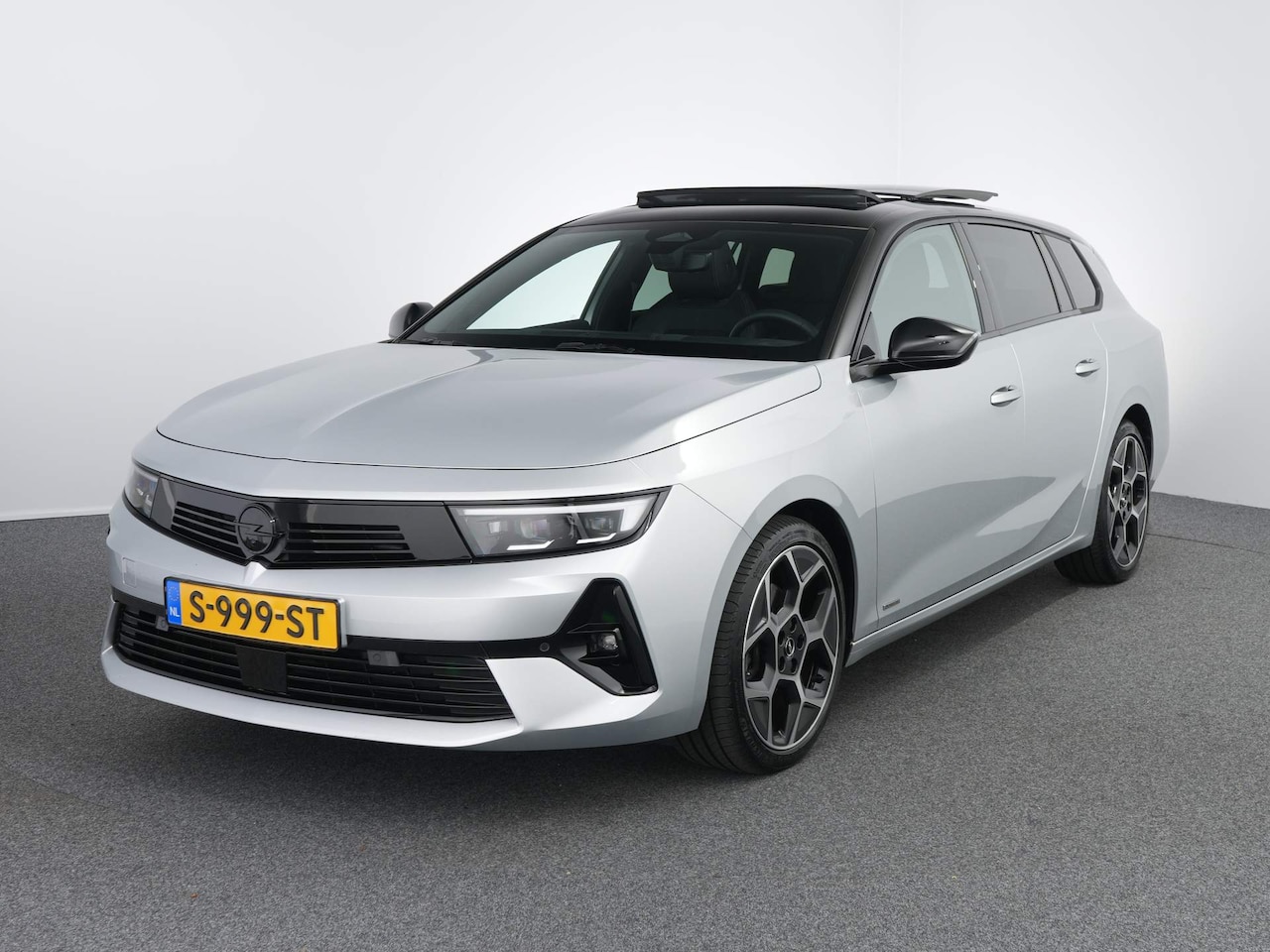 Opel Astra Sports Tourer - 1.2 Level 4 Ultimate | Stoel & Stuurverwarming | AGR- Stoelen | Panoramadak | Trekhaak - AutoWereld.nl