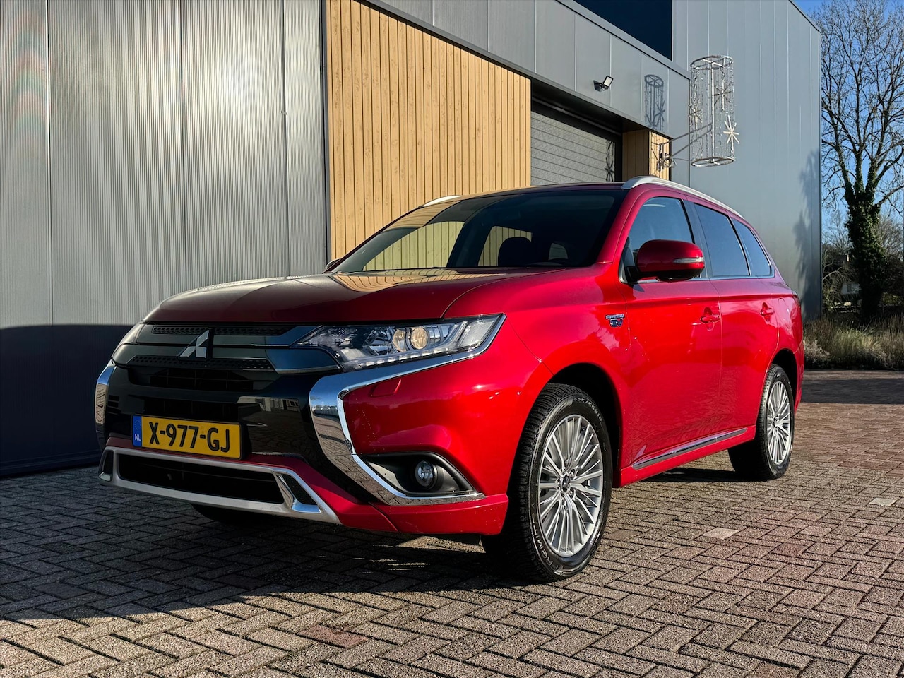 Mitsubishi Outlander - 2.4 DOHC MIVEC PHEV 4WD Aut Pure+ | Carplay | CRUISE CONTROL | CLIMATE CONTROL | ALL SEASO - AutoWereld.nl