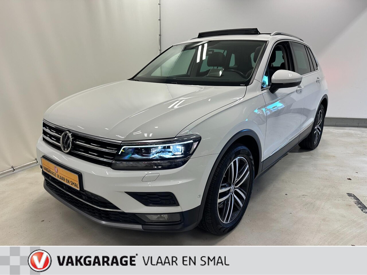 Volkswagen Tiguan - 2.0 TSI 4Motion Highline Leder-Schuifdak-virtual cockpit-Hud-Rondomzichtcamera - AutoWereld.nl