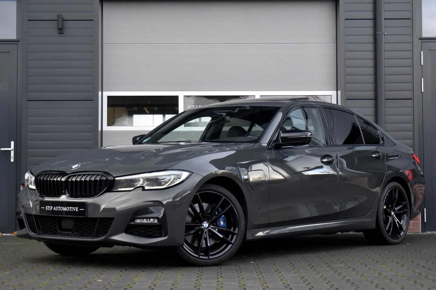 BMW 3-serie - 330e M Sport Individual | Schuif/Kanteldak | CoPilot Pack | Harman/Kardon | Laser Light | - AutoWereld.nl