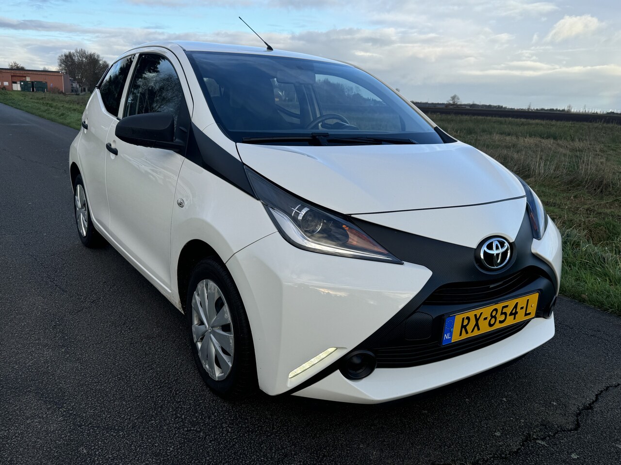 Toyota Aygo - 1.0 VVT-i x-fun Airco/Bluetooth/5-DRS/NL-Auto - AutoWereld.nl