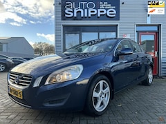 Volvo S60 - 1.6 T4 Momentum 180 PK -CLIMA-CRUISECONTROL-NAVI-CITY SAFETY-DEALER ONDERHOUDEN-ISOFIX-LIC