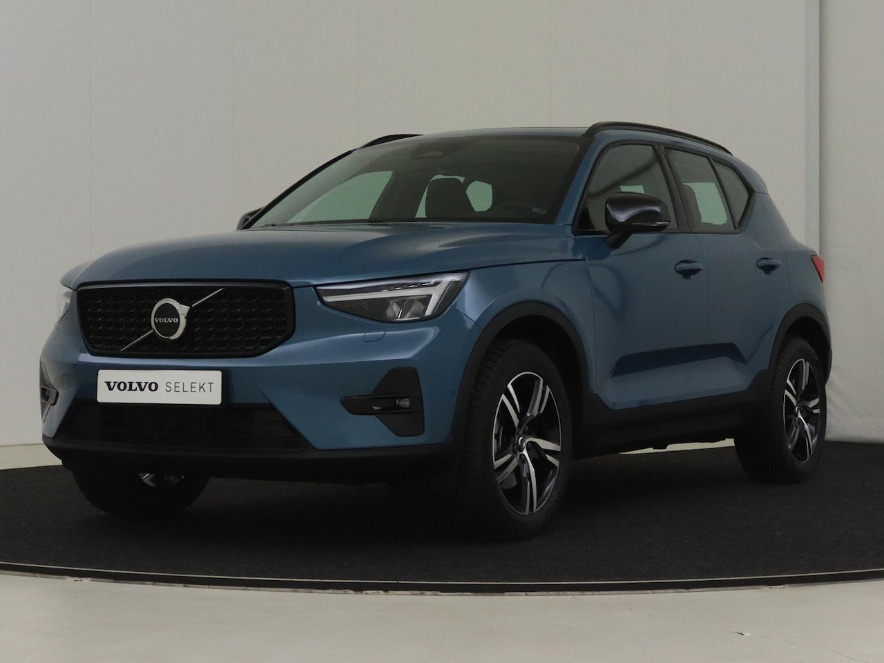 Volvo XC40 - 2.0 B3 Plus Dark | 1600 kg trekgewicht | Automaat | Trekhaak elektrisch | Lederen bekledin - AutoWereld.nl