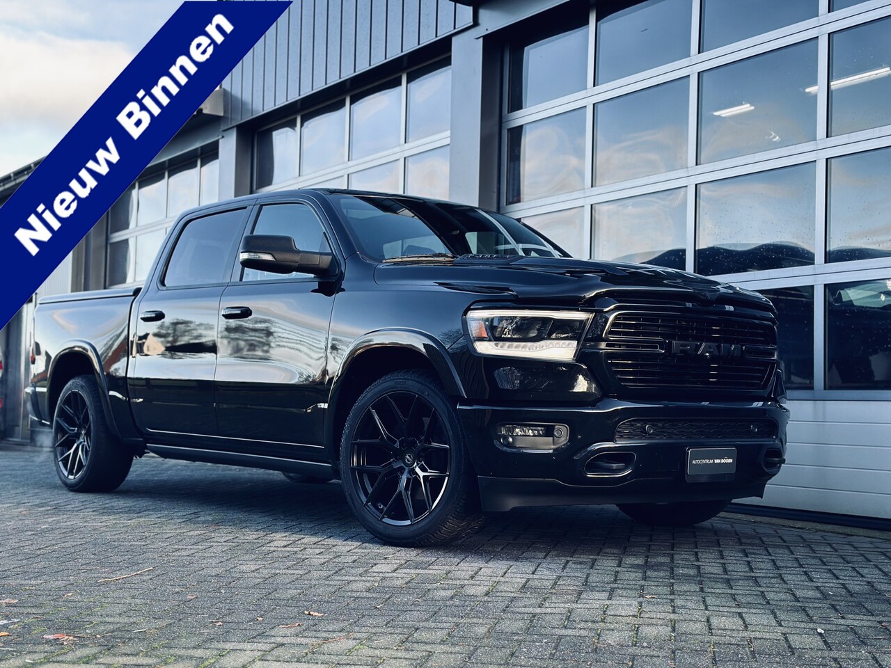 Dodge Ram 1500 - 5.7 V8 4x4 | Laramie | Black Edition | Leer | Panodak | Luchtvering | Geluidsklep | Elek S - AutoWereld.nl