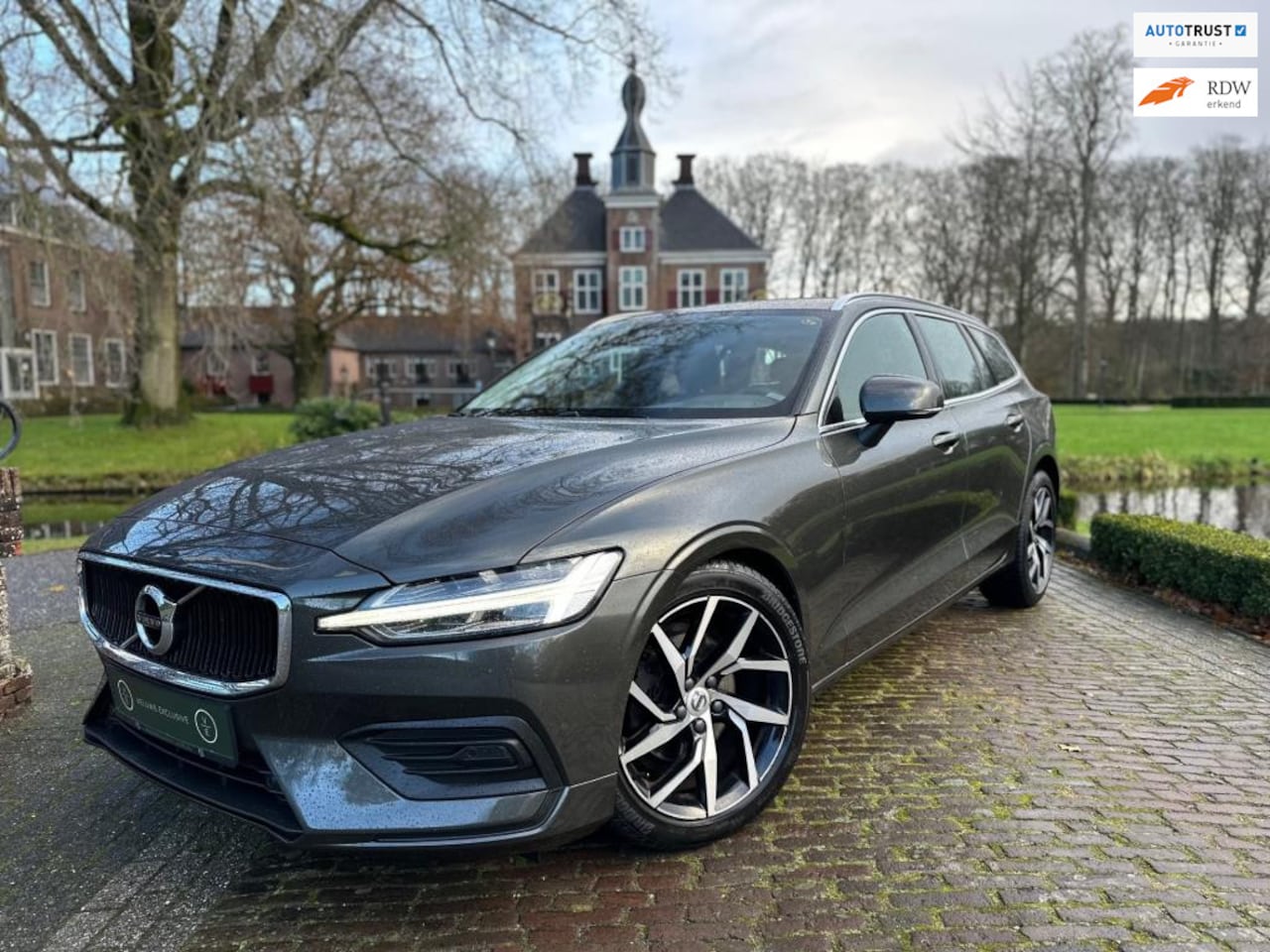 Volvo V60 - 2.0 T4 Momentum Pro | Leder | Camera | Navi | - AutoWereld.nl