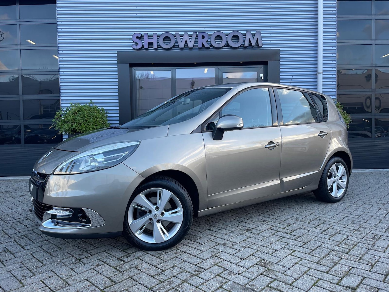 Renault Scénic - 2.0 Bose Automaat|Navi|Cruise|Trekhaak|Stoelverwarming - AutoWereld.nl