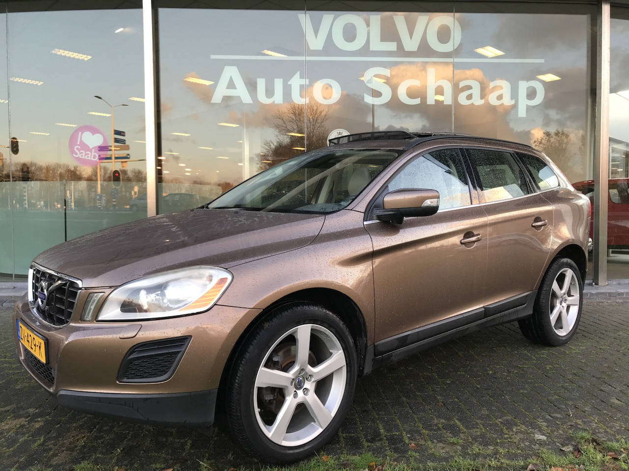 Volvo XC60 - 2.0 T5 Momentum Automaat | Rijklaar incl 12 mnd Bovag | Panoramadak Keyless entry Dodehoek - AutoWereld.nl