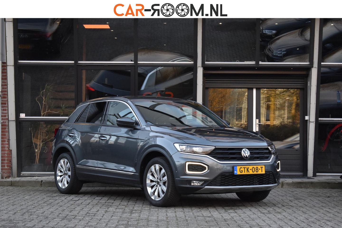 Volkswagen T-Roc - 1.5 TSI Sport R Lane ACC Camera D.Hoek Keyless Trekhaak - AutoWereld.nl