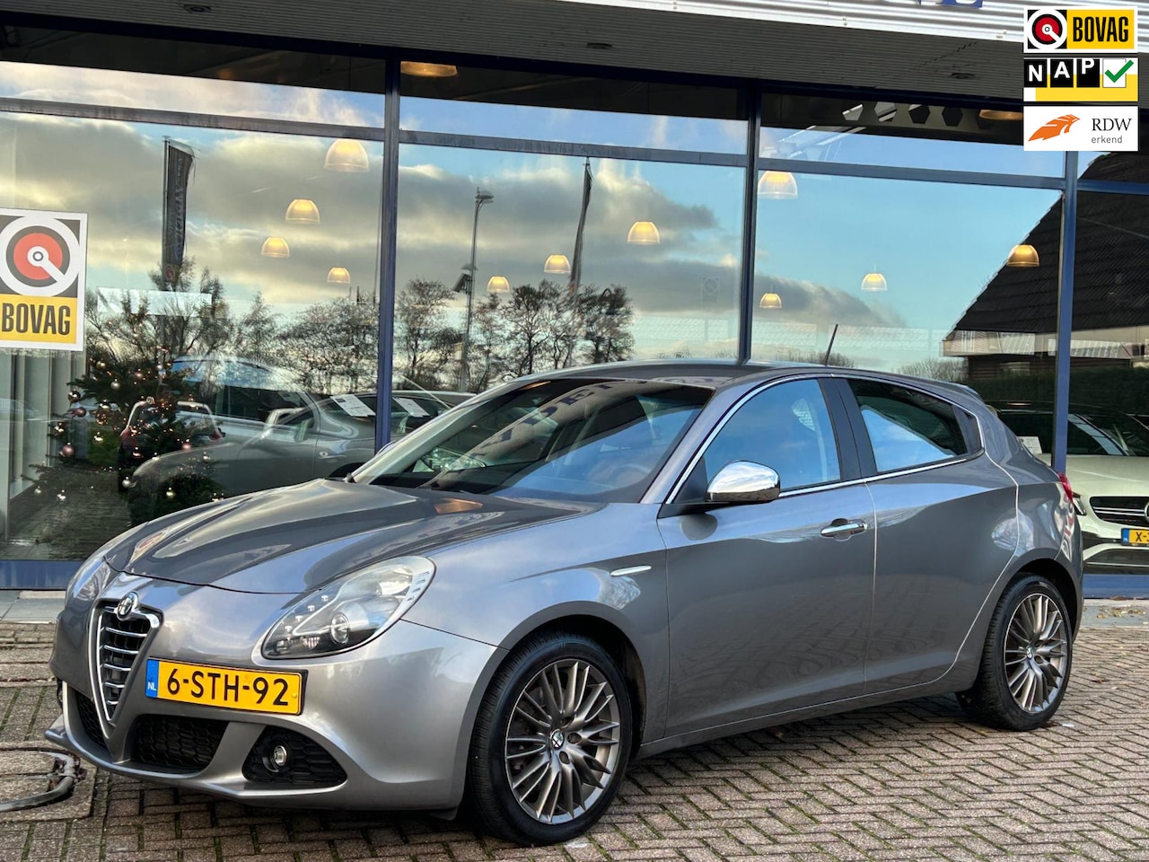 Alfa Romeo Giulietta - 1.4 T Distinctive Aut. 170PK Leer Navi Clima Cruise Park.Sens Trekhaak NAP NL-Auto Volledi - AutoWereld.nl