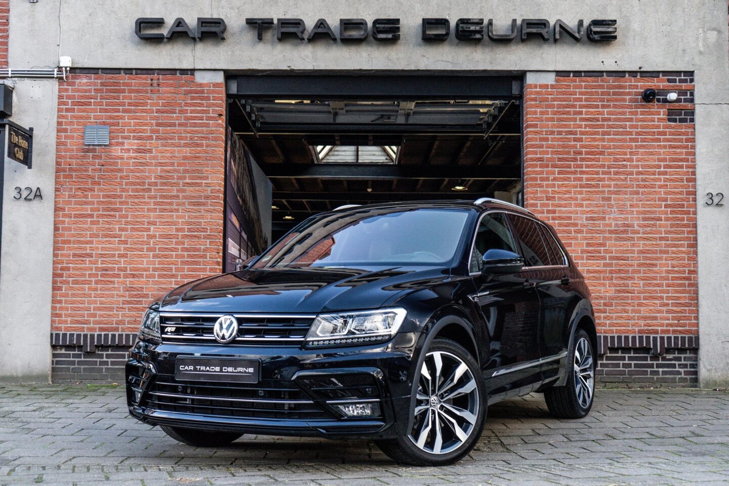 Volkswagen Tiguan - 2.0 TSI 4Motion R-Line Pano / Dynaudio / Trekhaak - AutoWereld.nl