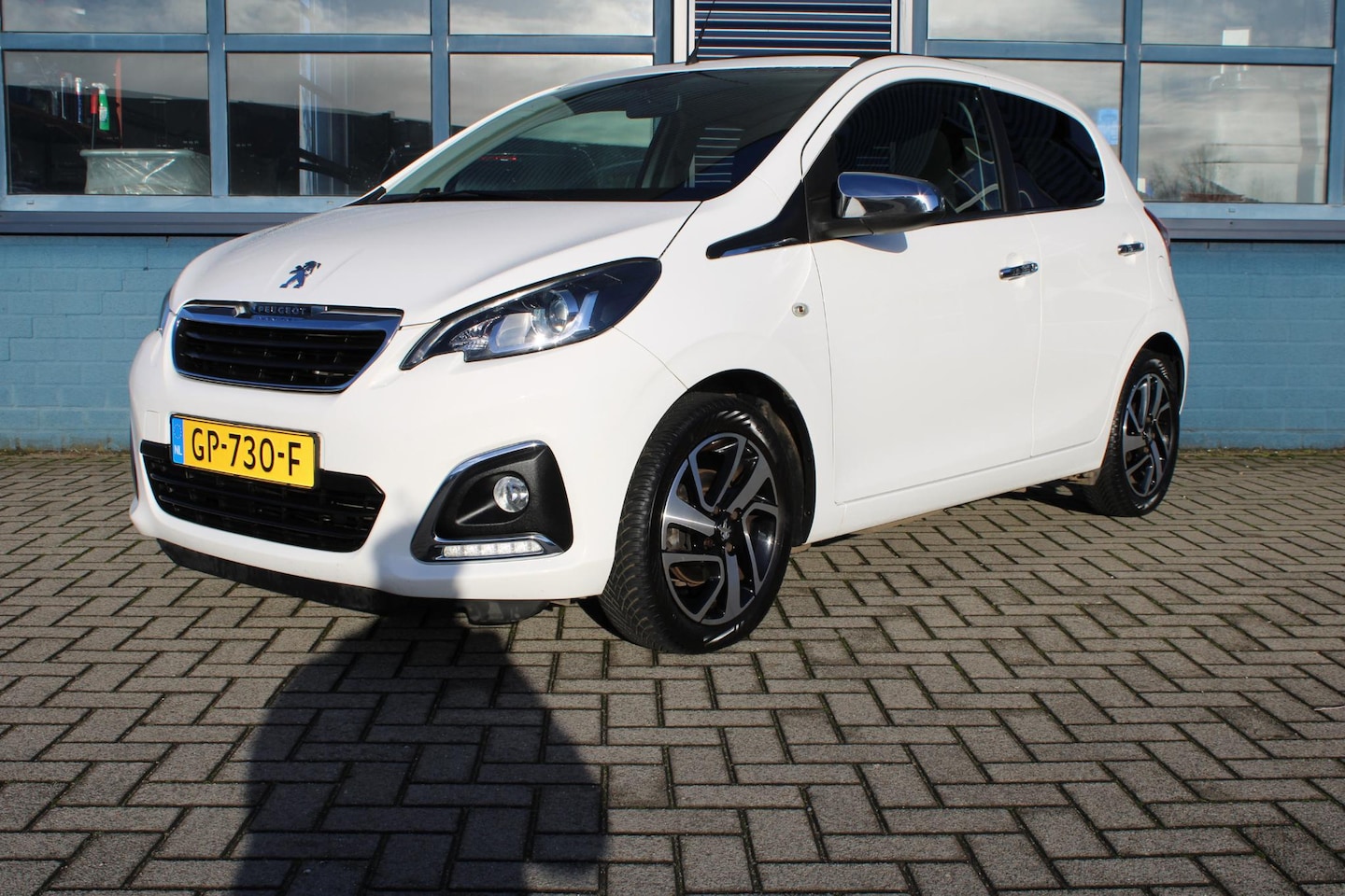 Peugeot 108 - 1.0 e-VTi Première Top Schuifdak| scherm| Airco| Bluetooth| Camera achter| Onderhoudshisto - AutoWereld.nl