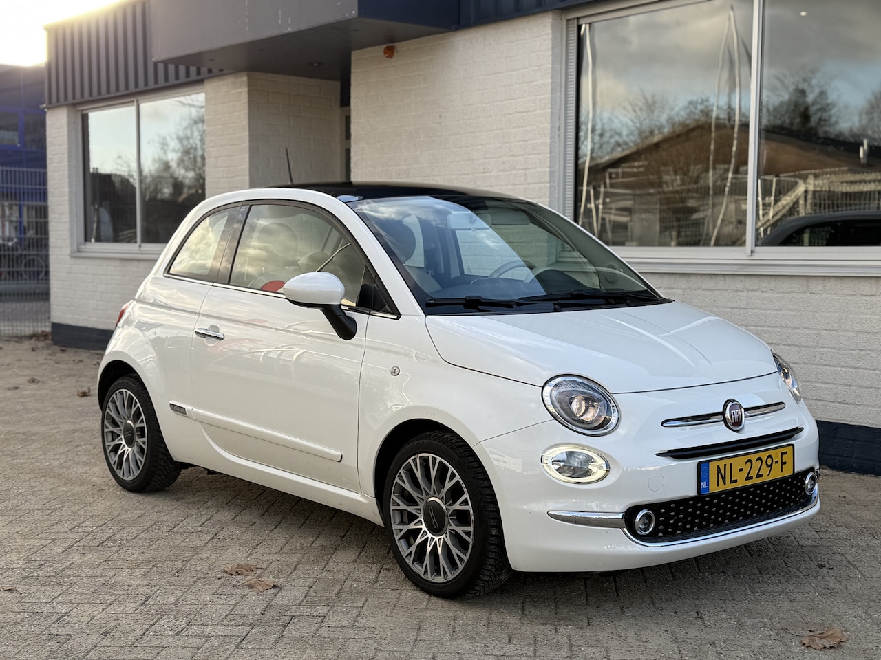 Fiat 500 - 0.9 TwinAir Turbo Lounge Panoramadak Navi DAB Half Leder 16" lichtmetalen velgen - AutoWereld.nl