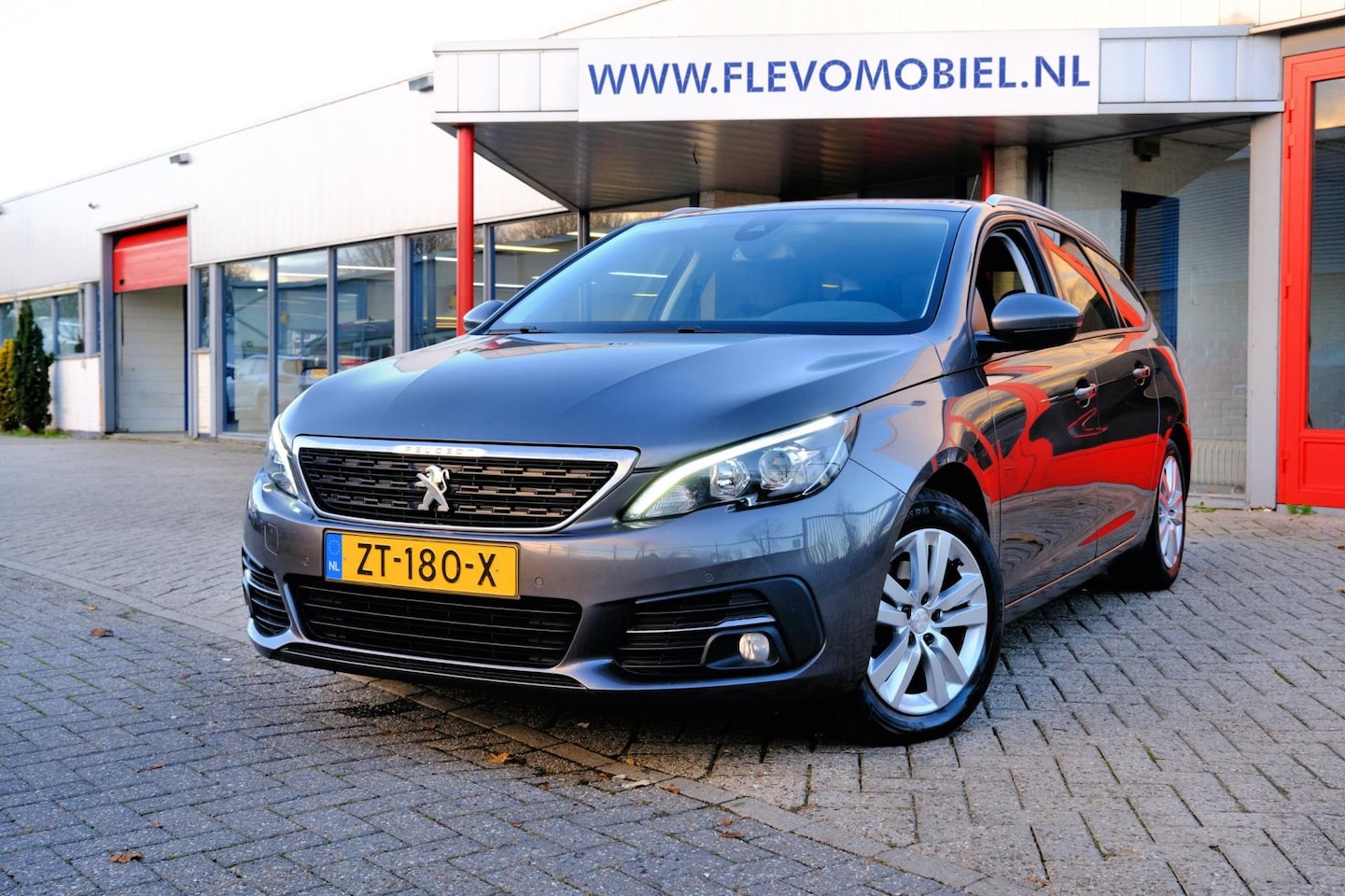 Peugeot 308 SW - 1.5 BlueHDi 131pk Executive Aut. Pano|1e Eig|Leder|Navi|LMV - AutoWereld.nl