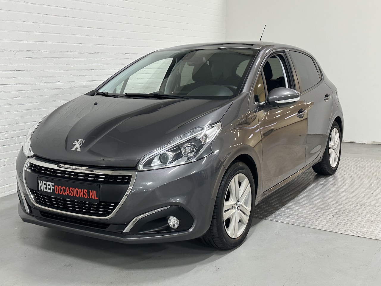 Peugeot 208 - 1.2 PureTech Signature CLIMA / CRUISE / PANO / APPLE CARPLAY - AutoWereld.nl