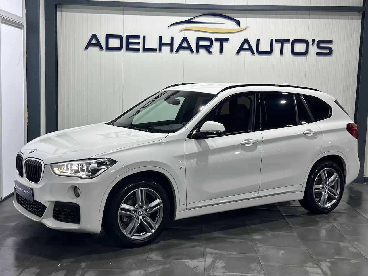 BMW X1 - SDrive18i Executive Edition M sport / Navigatie full map / Cruise control / Climate contro - AutoWereld.nl