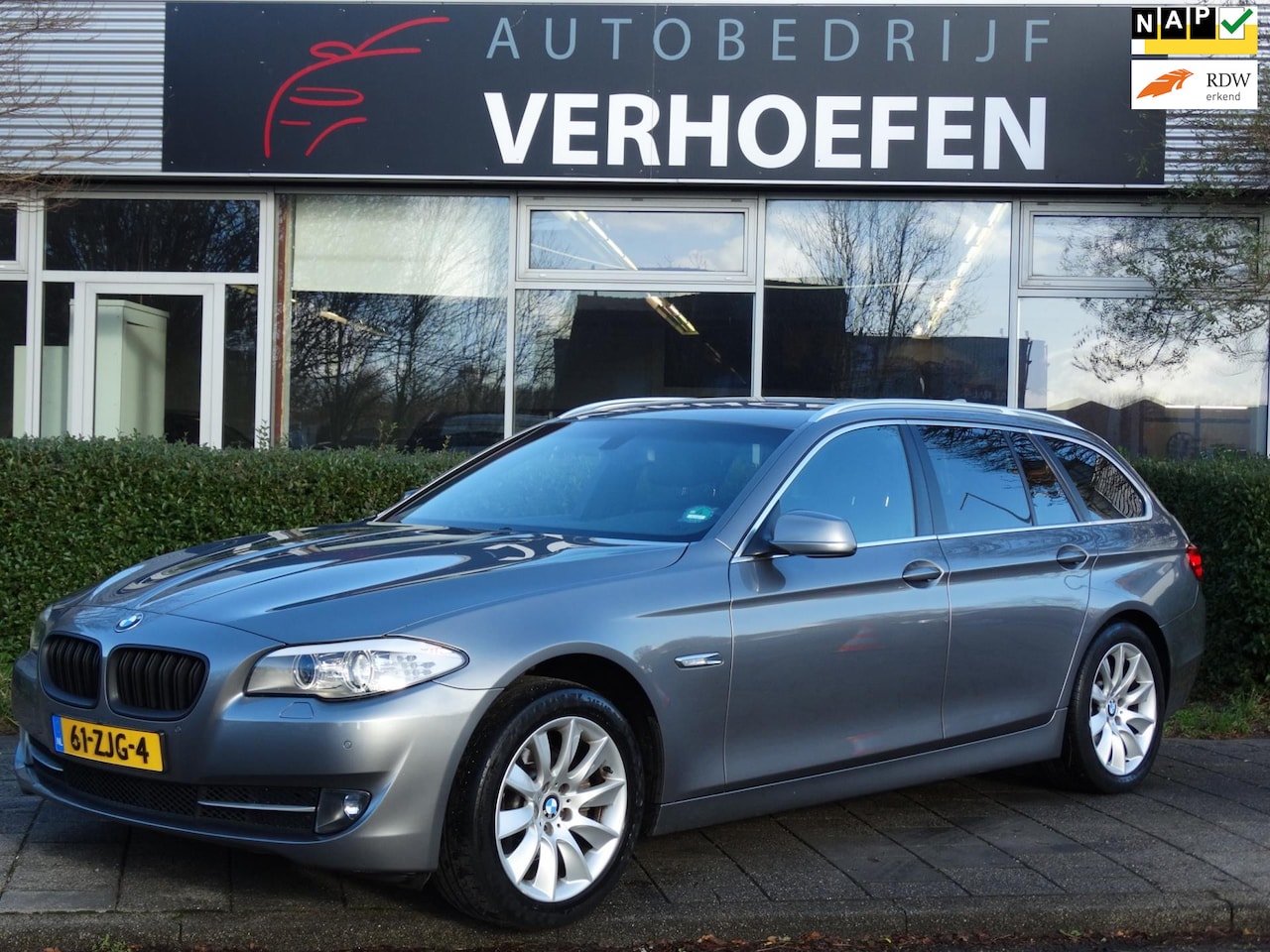 BMW 5-serie Touring - 520i Upgrade Edition - AUTOMAAT - CRUISE / CLIMATE CONTR - NAVI - PARKEER SENS V + A ! - AutoWereld.nl