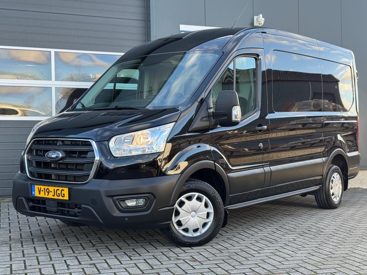 Ford Transit - 2.0 EcoBlue 130pk L2H2 Trend | Navi | Cruise | Bluetooth | Airco | CarPlay | Betonplex | E - AutoWereld.nl