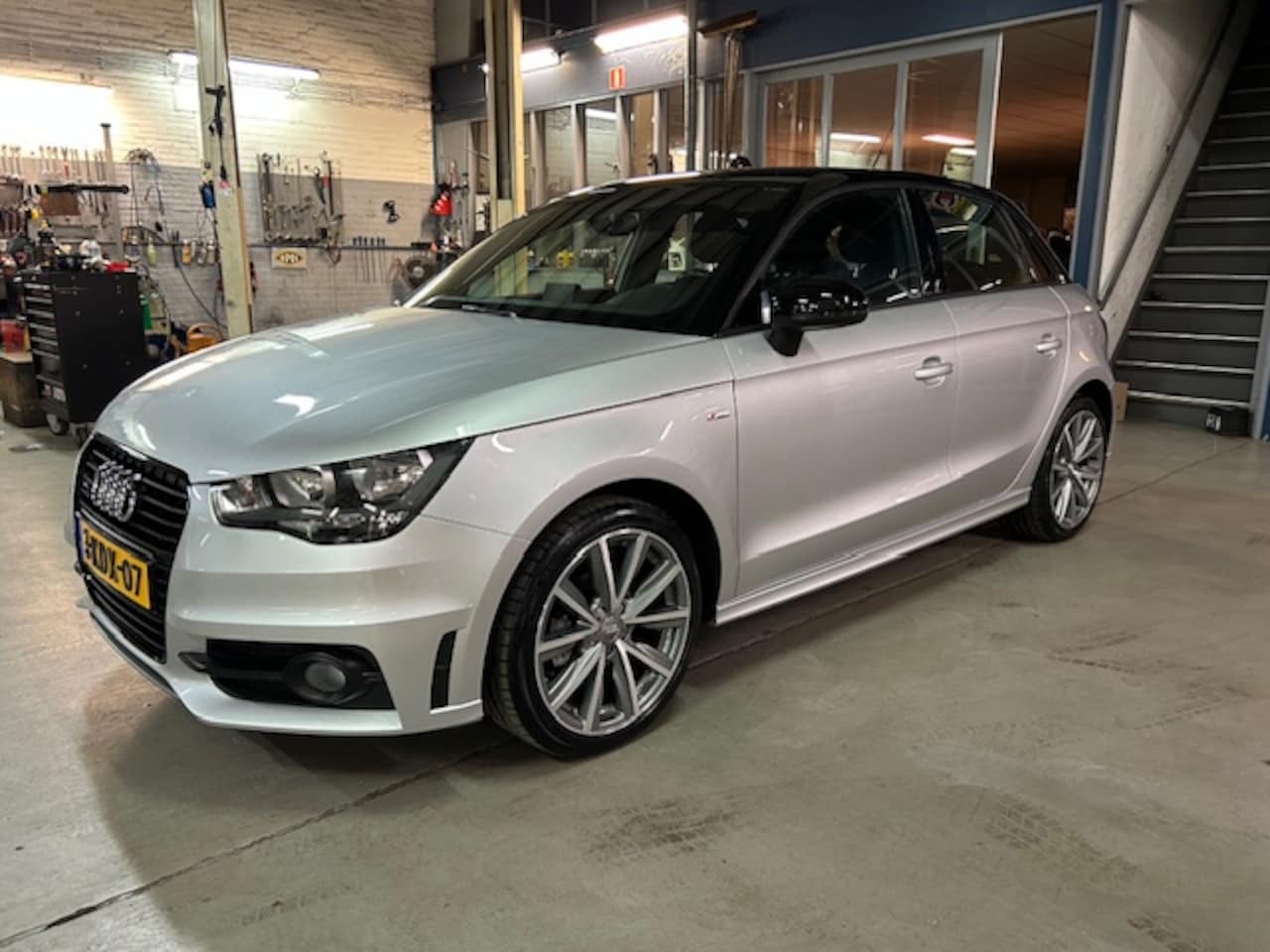 Audi A1 - 1.2 TFSI 86pk Admired | Two-tone lak | Navigatie | Cruise control | Airco | 17'' Lm velgen - AutoWereld.nl