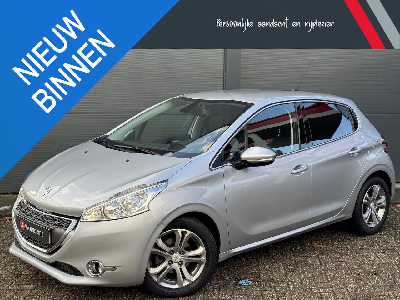 Peugeot 208 - Allure / Leer / PDC / Clima / NAV / 100 % Onderhd - AutoWereld.nl