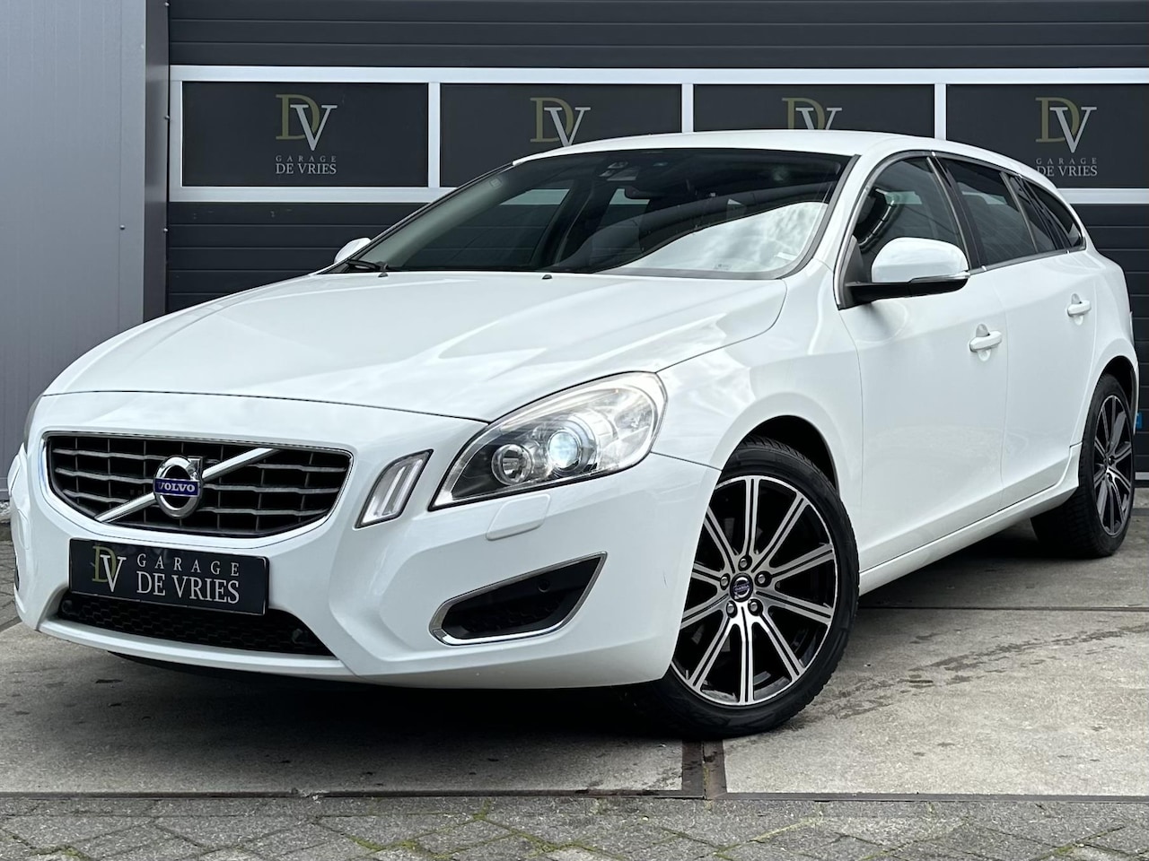 Volvo V60 - 1.6 T3 Summum Navi Xenon 18 Inch Garantie - AutoWereld.nl