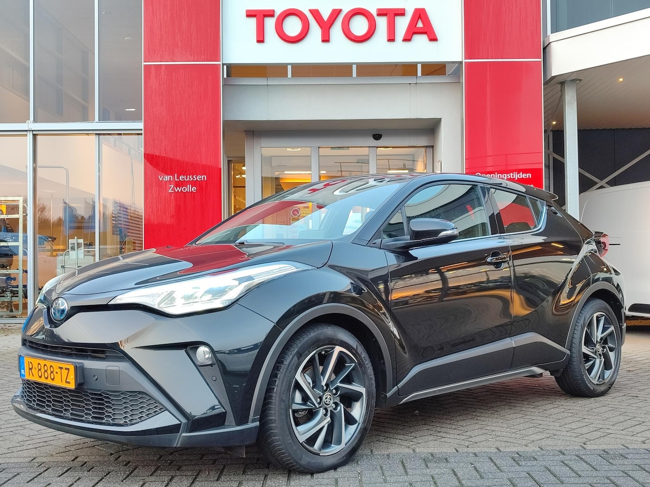 Toyota C-HR - 2.0 Hybrid Dynamic 4S-BANDEN CLIMA 18' LM-VELGEN AD-CRUISE NAVI CAMERA APPLE/ANDROID BLUET - AutoWereld.nl