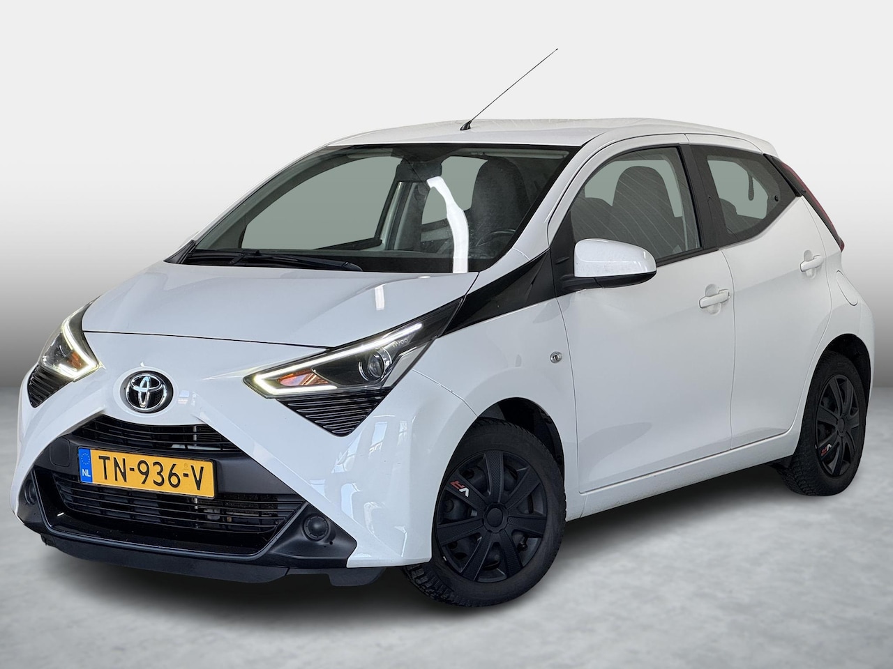 Toyota Aygo - 1.0 VVT-i X-Nav Navigatie airco 5 deurs - AutoWereld.nl