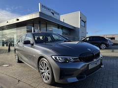 BMW 3-serie - 330e Sport Line M LM velgen, Stoel en Stuurverw. | Live Cockpit pro | Shadowline | Sfeerve