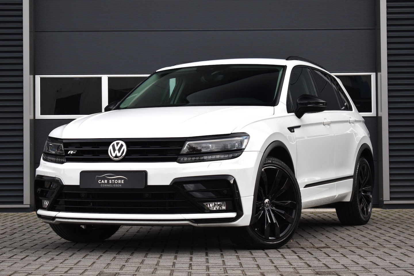 Volkswagen Tiguan - 1.4 TSI ACT / R-LINE / BLACK STYLE / VIRTUAL COCKPIT / LED / KEYLESS / ACC / LANE ASSIST / - AutoWereld.nl